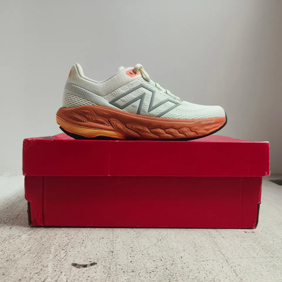 BOXED PAIR OF NEW BALANCE 860 TRAINERS IN CREAM/ORANGE SIZE UK 4