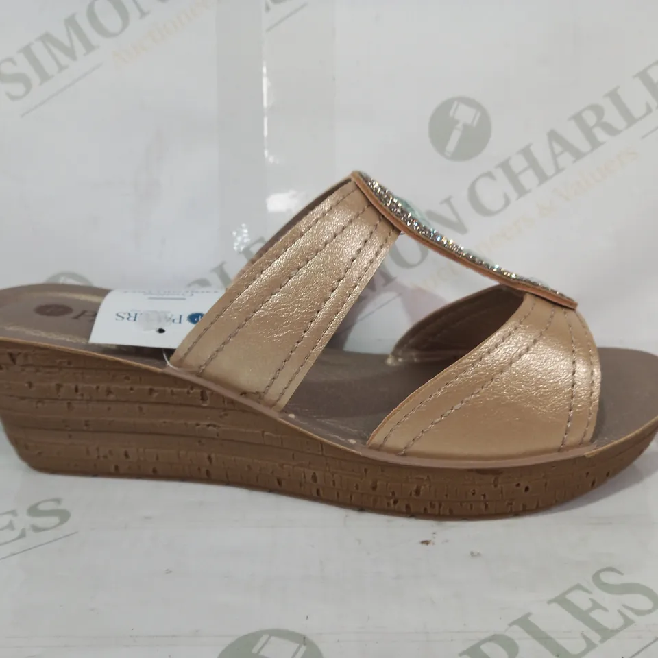BOXED PAIR OF PAVERS OPEN TOE WEDGE SANDALS IN LIGHT GOLD W. JEWEL EFFECT EU SIZE 38