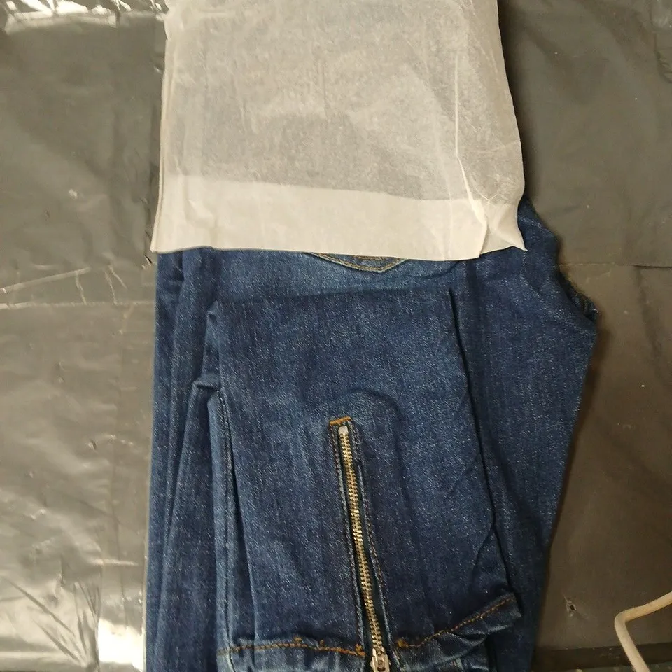 BOX OF 5 PAIRS OF KRATOS ATTIRE MENS DENIM JEANS WITH ZIP DETAIL - BLUE - SIZE WAIST 32 INSEAM 30