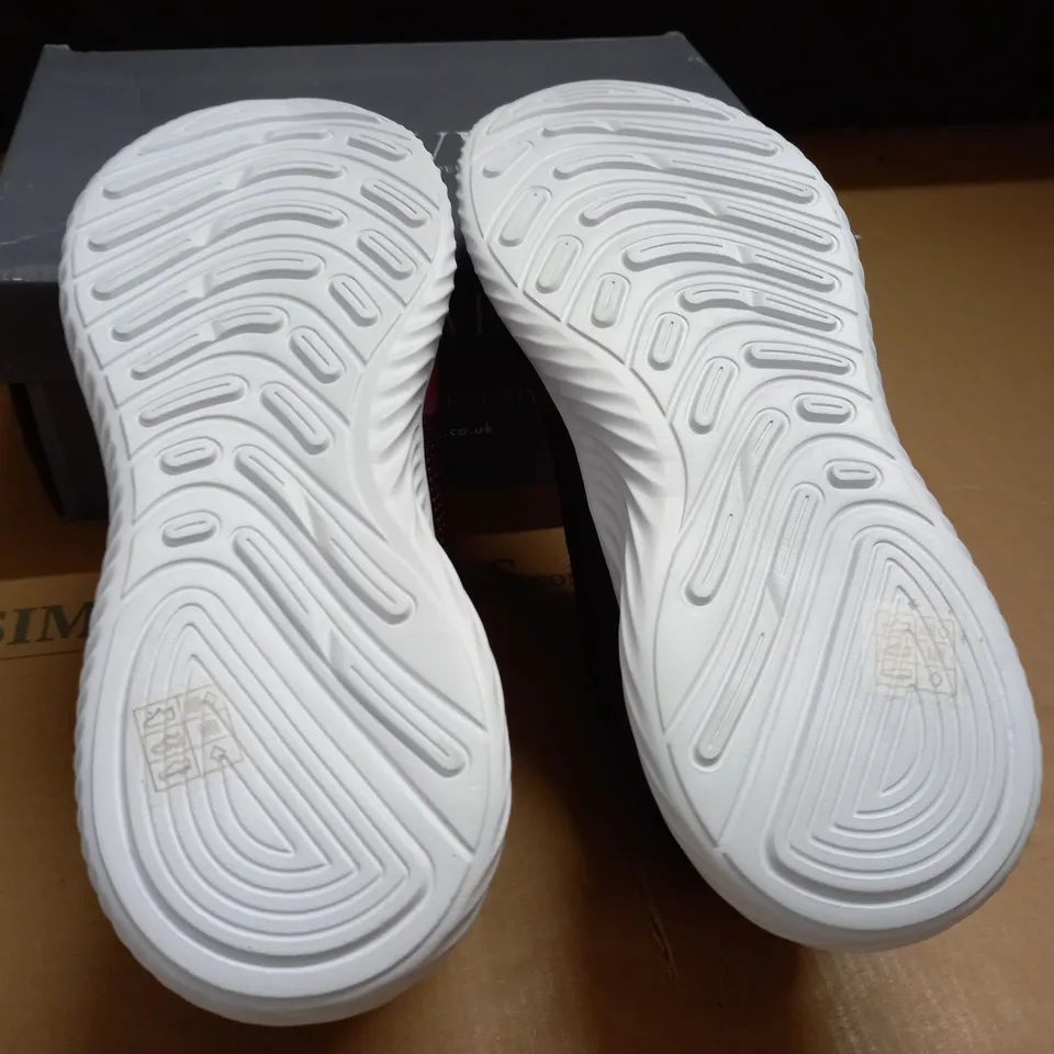 BOXED PAIR OF PAVERS BURGHUNDY TRAINERS - 11(45)