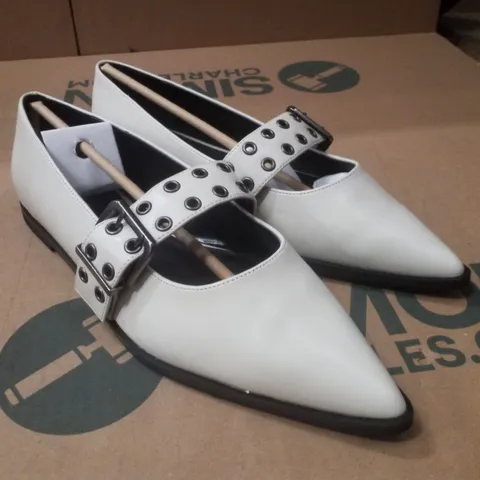 BOX CONTAINING APPROXIMATELY 9 PAIRS OF BRAND NEW SIMPLY BE ECRU EXTRA WIDE OLSO FLATS - SIZE 8