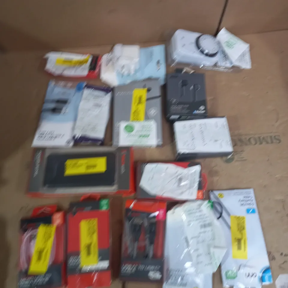 LOT OF APPROX 15 ASSORTED TECH ITEMS TO INCLUDE PLUG SOCKET TIMER, EARPHONES, CHARGING CABLES ETC