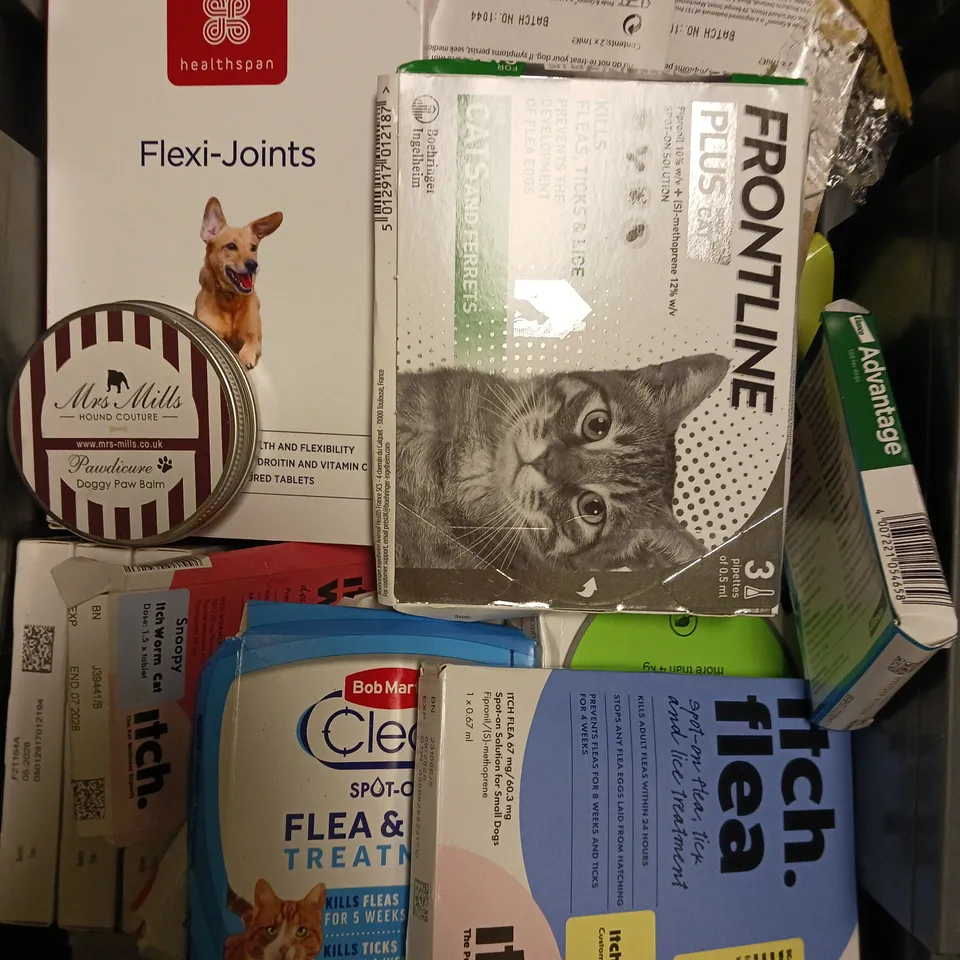 APPROXIMATELY 30 ASSORTED PET HEALTH/MEDICATION PRODUCTS TO INCLUDE HEALTH SPAN FLEXI-JOINTS, DOGGY PAW BALM, DRON SPOT ETC 