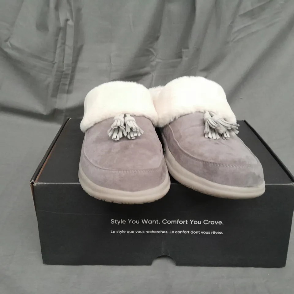 BOXED PAIR OF VIONIC PERRIN SLIPPERS IN CHARCOAL SIZE 8
