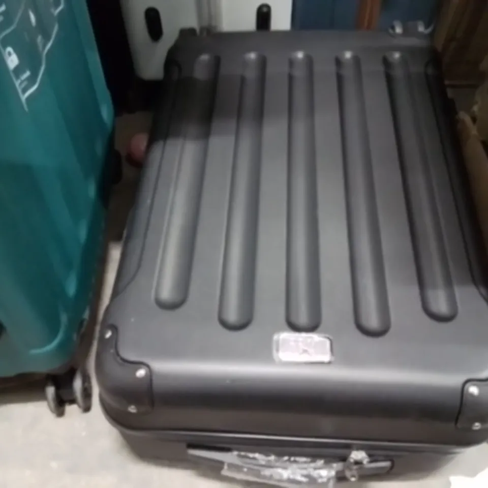 MEDIUM SUITCASE BLACK