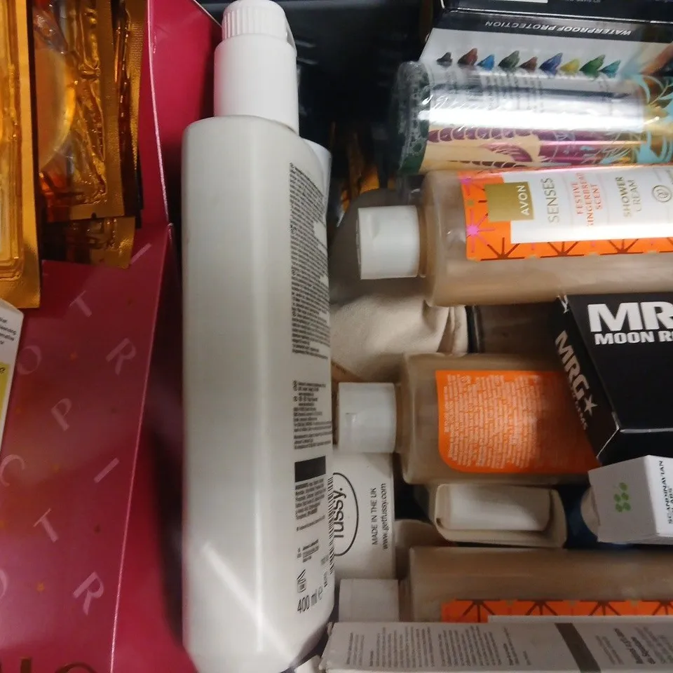 APPROXIMATELY 18 ASSORTED COSMETIC ITEMS TO INCLUDE DOVE, NIVEA, ETC - COLLECTION ONLY