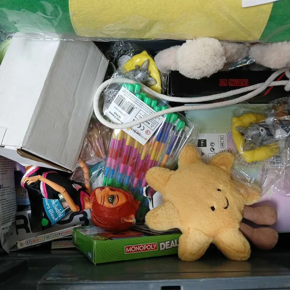 APPROXIMATELY 12 ASSORTED TOYS & GAMES TO INCLUDE MONOPOLY DEAL, CHILDRENS DINOSAUR COSTUME, DOLLS, ETC