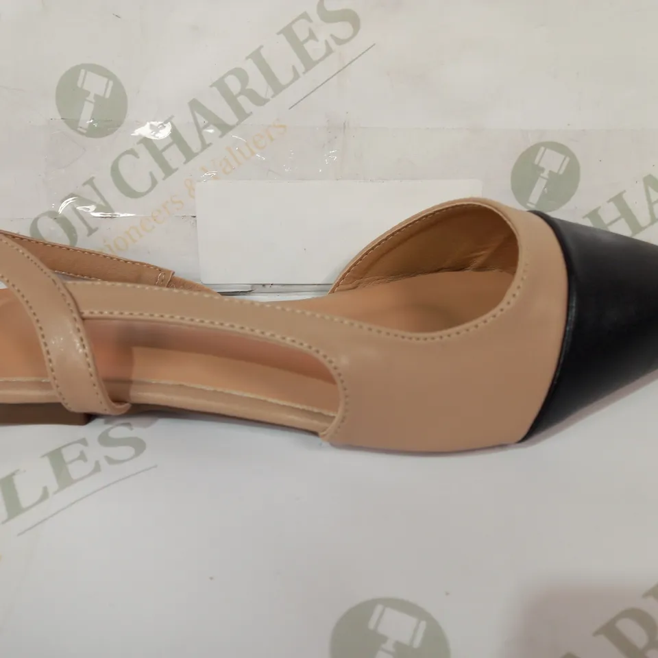 PAIR OF DESIGNER POINTED TOE FLAT SHOES IN NUDE/BLACK EU SIZE 38