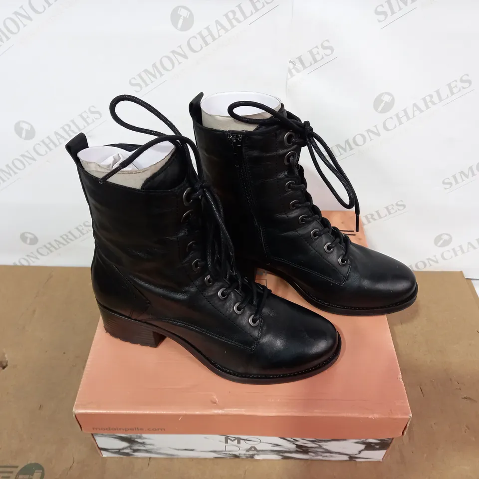 BOXED PAIR OF MODA IN PELLE BOOTS - SIZE 37