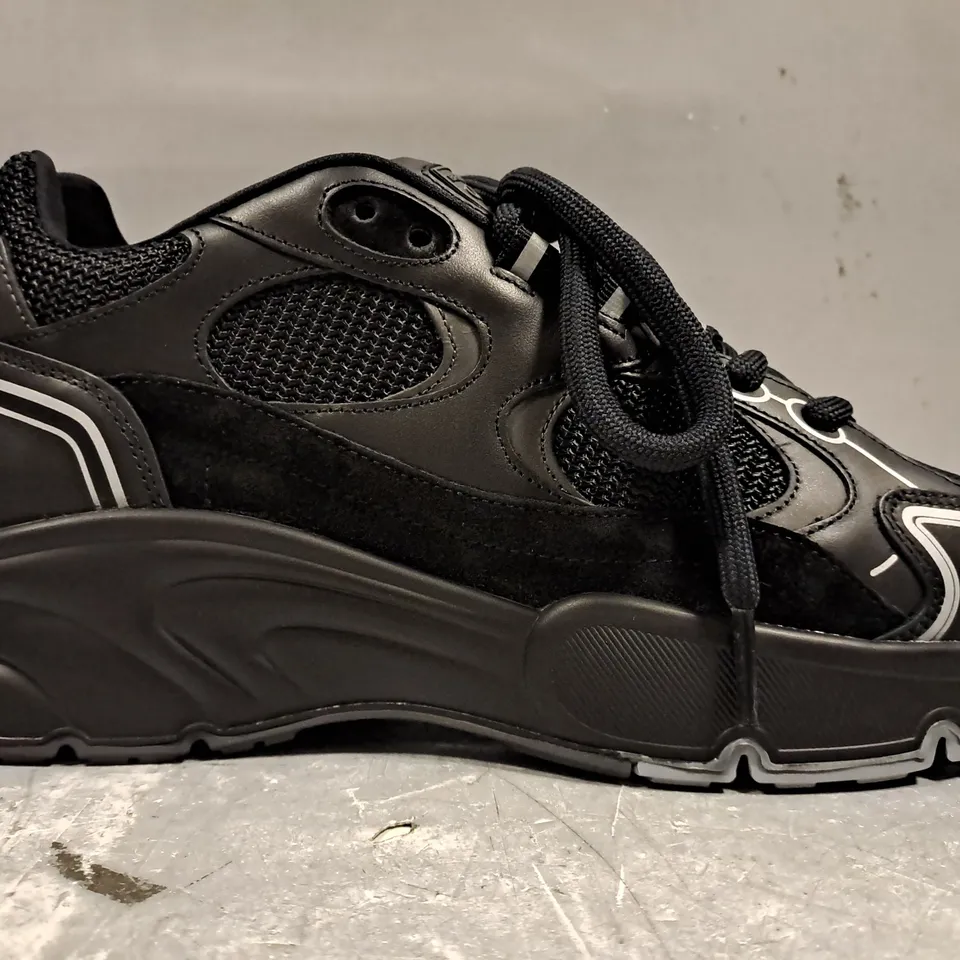 BOXED PAIR OF CLEENS PULSE RUNNER SHOES IN PHANTOM BLACK UK SIZE 7