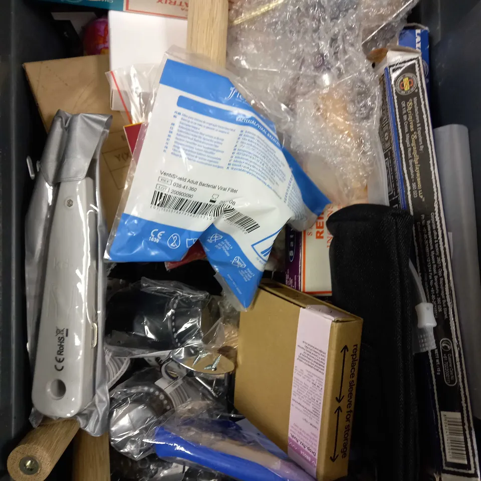 BOX OF APPROXIMATELY 20 ASSORTED HOUSEHOLD ITEMS TO INCLUDE INCENSE STICKS, HAND & WRIST EXERCISER, FURNITURE TOUCH-UP MARKERS ETC 