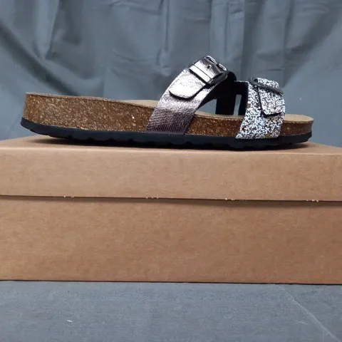 BOXED PAIR OF BONOVA OPEN TOE FLAT SANDALS IN BRONZE SIZE 4