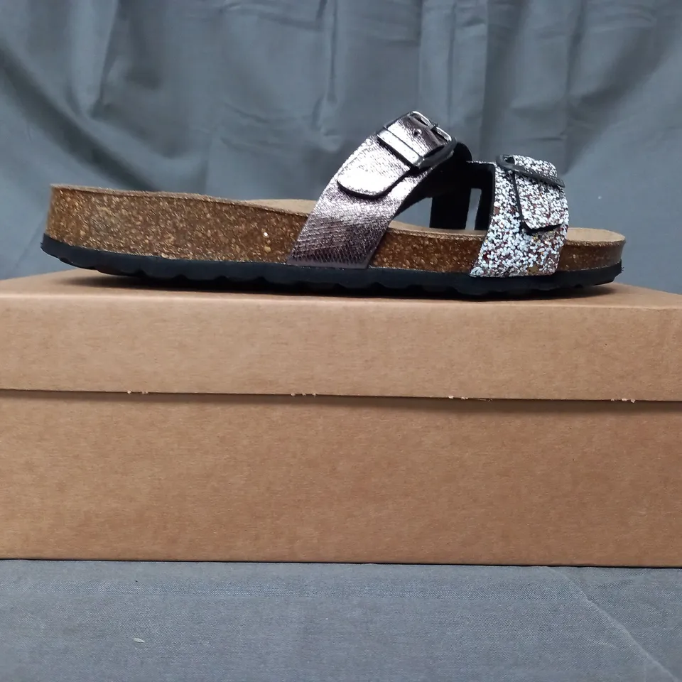 BOXED PAIR OF BONOVA OPEN TOE FLAT SANDALS IN BRONZE SIZE 4