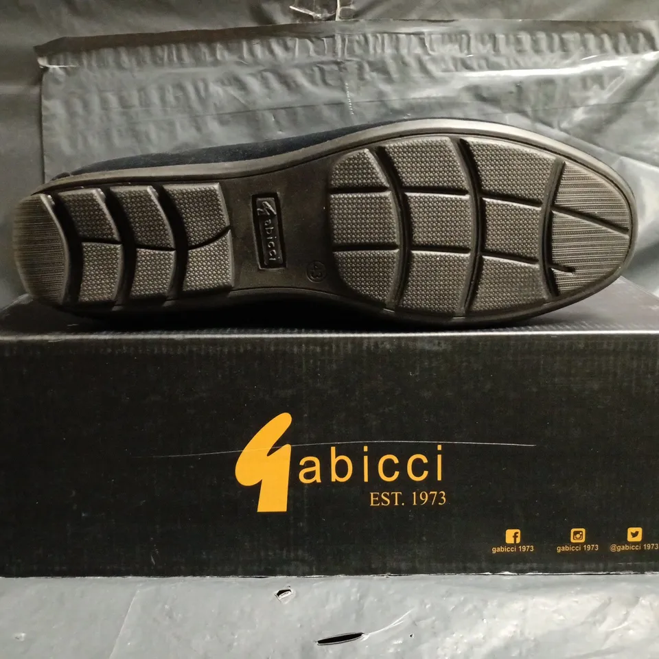 BOXED PAIR OF GABICCI LOAFERS INNAVY SIZE 9