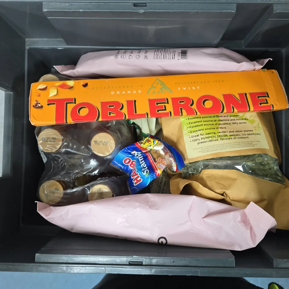 APPROXIMATELY 6 ASSORTED FOOD & DRINK ITEMS TO INCLUDE SQUEEZY HONEY, WHOLE ALMONDS, GRIND HOUSE BLEND, ETC - COLLECTION ONLY