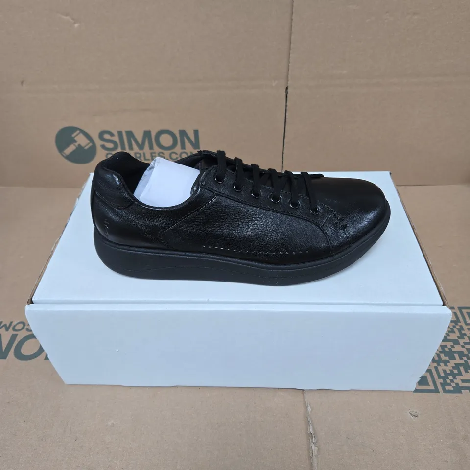 BOXED PAIR OF STRIVE DAKOTA SHOES IN ALL BLACK SIZE UK 5