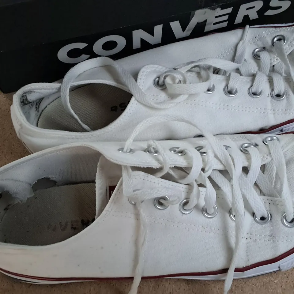 BOXED WHITE CONVERSE SIZE 11