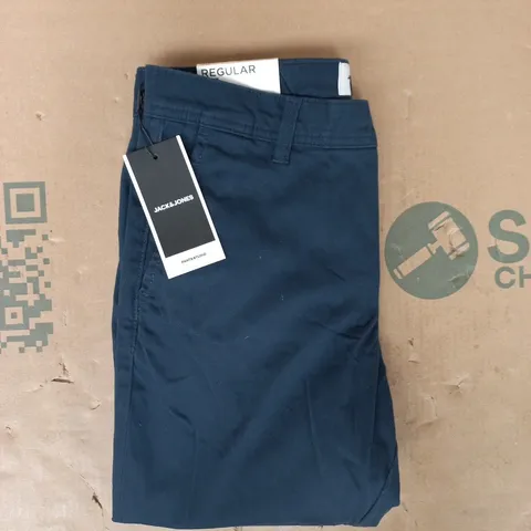 JACK & JONES REGULAR FIT CHINOS IN NAVY SIZE 30/32