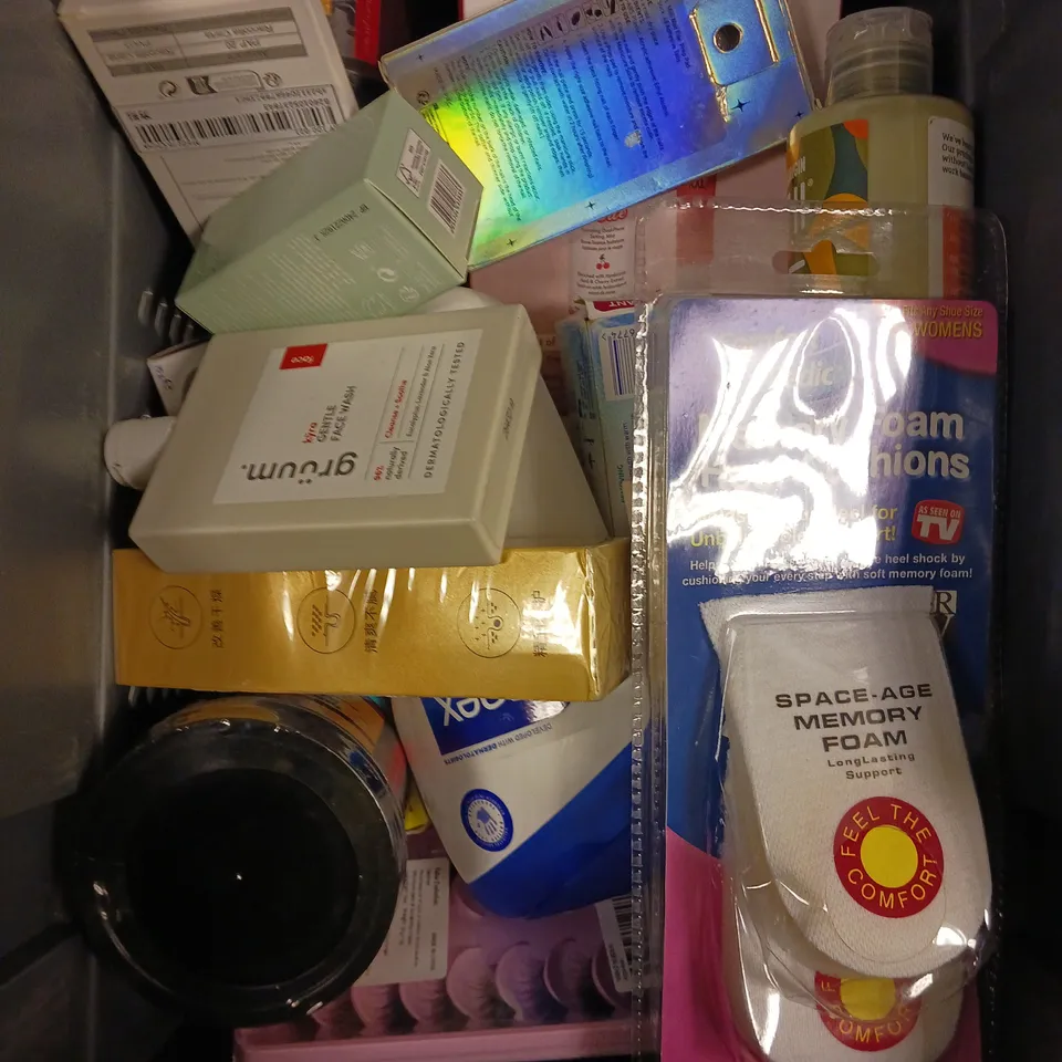 APPROXIMATELY 20 ASSORTED HEALTH & BEAUTY PRODUCTS TO INCLUDE HEEL CUSHIONS, AVEENO BABY EMOLLIENT CREAM, GRUUM FACE WASH ETC 