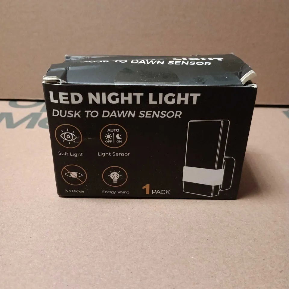 LED NIGHT LIGHT WITH DUSK-TO-DAWN SENSOR 