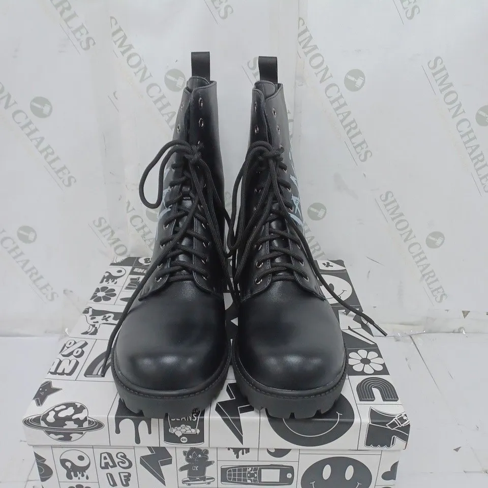 KOI FOOTWEAR MENS BLACK ANIMAL FREE MILITARY BOOTS SIZE 7