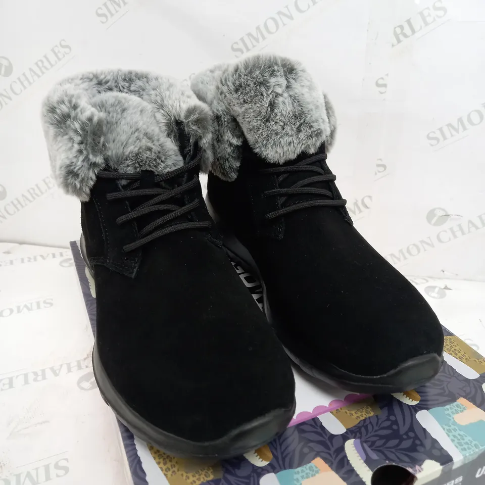 BOXED SKETCHERS GOWALK BOOTS IN BLACK WITH FUR TOP - UK SIZE 7