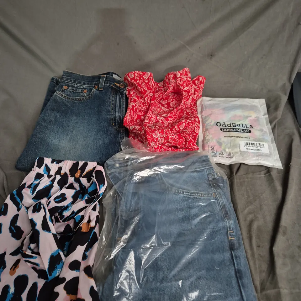 BOX OF APPROXIMATELY 20 ASSORTED CLOTHING ITEMS TO INCLUDE DRESSES, TOPS, JEANS, ETC