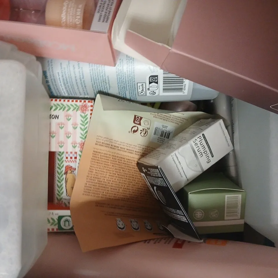 APPROXIMATELY 12 ASSORTED COSMETIC ITEMS INCLUDING VARIOUS MAKES AND BRANDS - COLLECTION ONLY