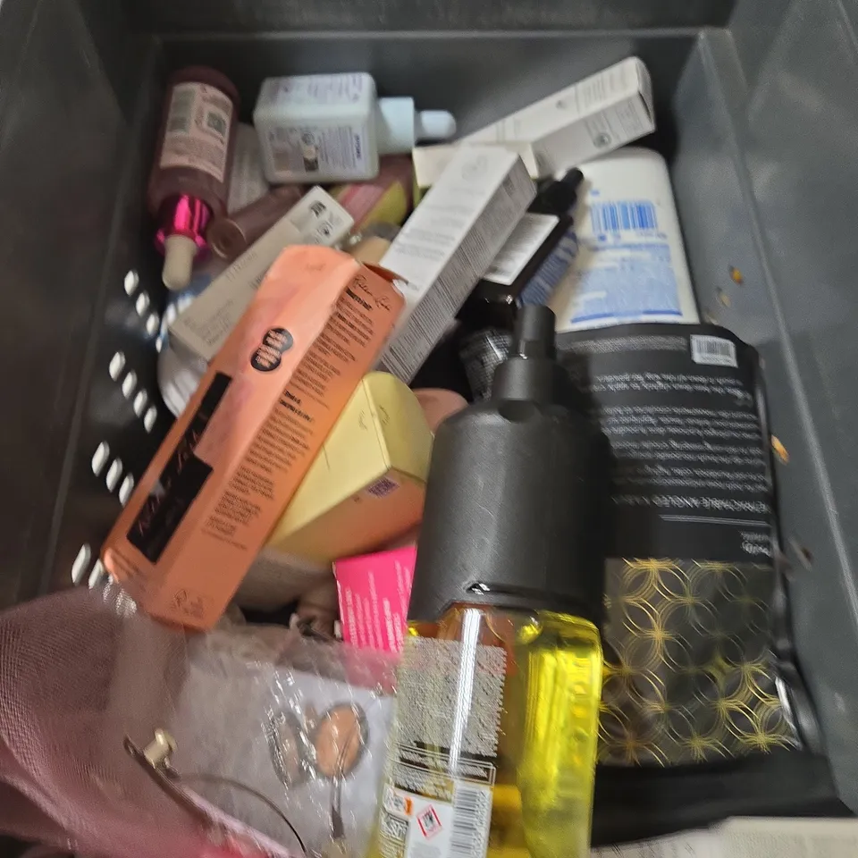 APPROXIMATELY 20 ASSORTED HEALTH & BEAUTY PRODUCTS TO INCLUDE HAIR GROWTH OIL, DOVE SOAP, ANTI BLEMISH SERUM ETC 
