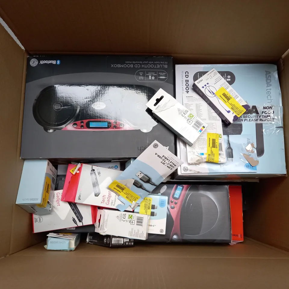 BOX OF APPROX 30 ASSORTED ELECTRICAL ITEMS TOO INCLUDE EARPHONES, RADIO AND FIRE STICK