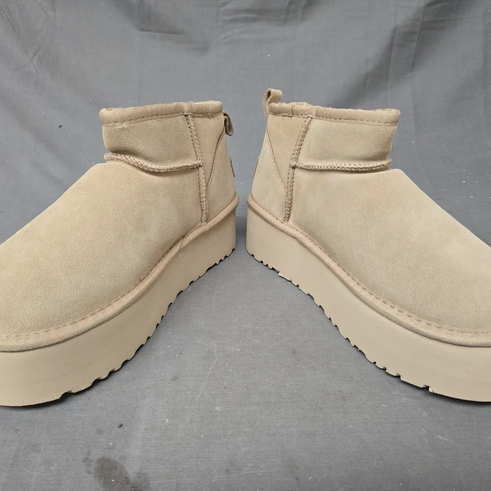 PAIR OF UGG SHOES IN SAND EU SIZE 38