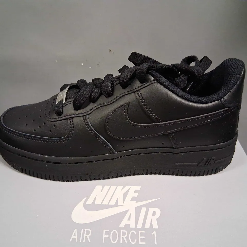 BOXED NIKE AIR FORCE 1 LE(GS) SIZE 2.5