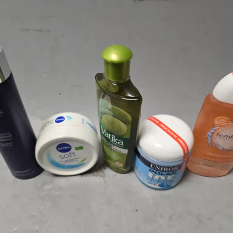 APPROXIMATELY 13 ASSORTED HEALTH & BEAUTY ITEMS TO INCLUDE -NIVEA SOFT , FEMFRESH DAILY WASH ETC