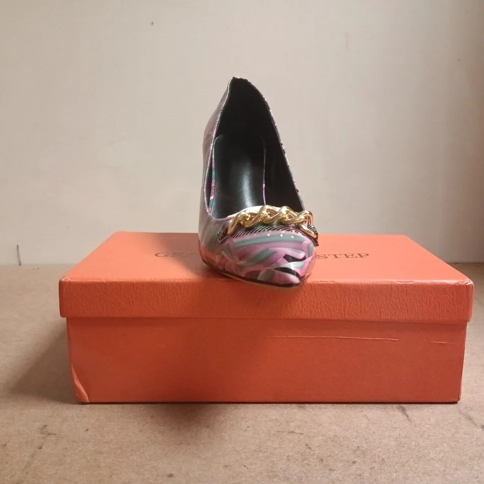 BOXED PAIR OF UNBRANDED POINTED TOE HEELS IN MULTICOLOUR SIZE EU 39.5