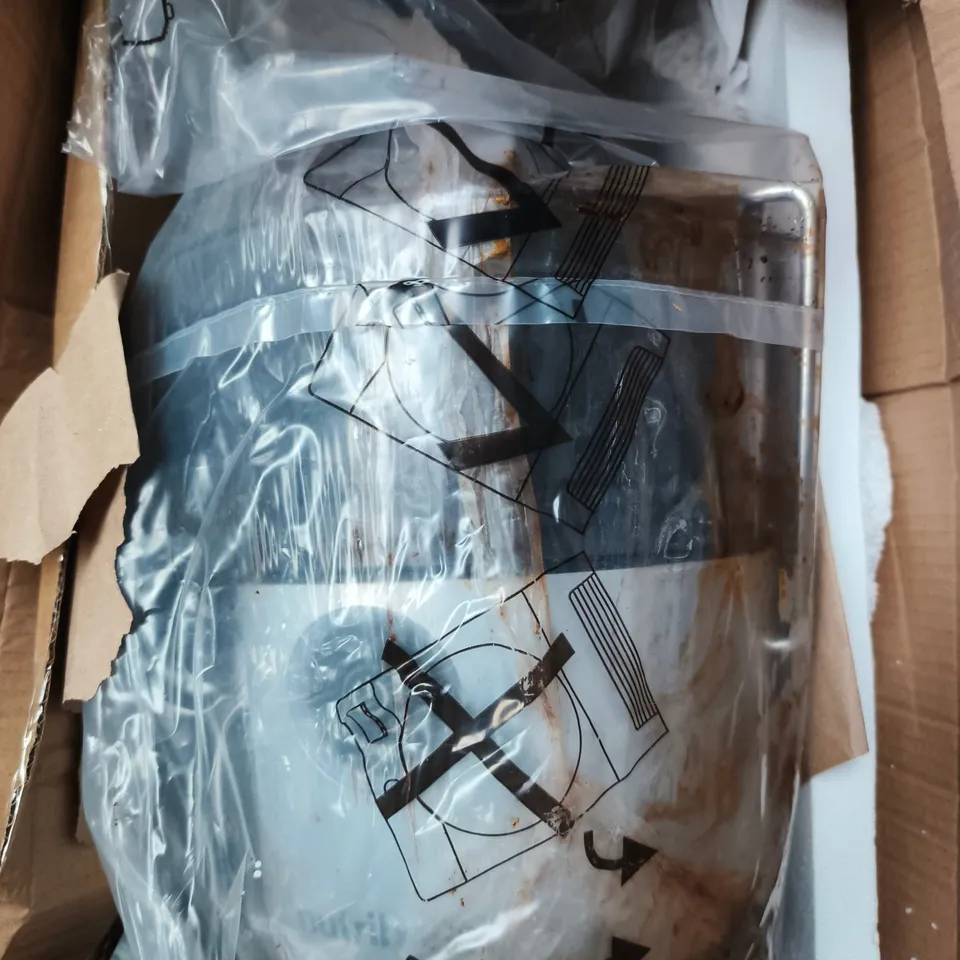 NUTRIBULLET BLENDER/JUICER 