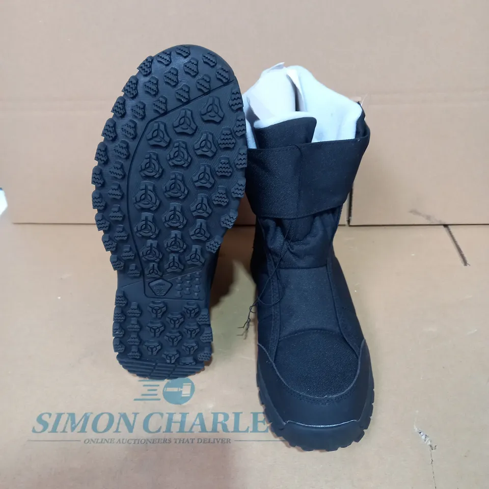 PAIR OF SIZE 7 QUECHUA BLACK BOOTS