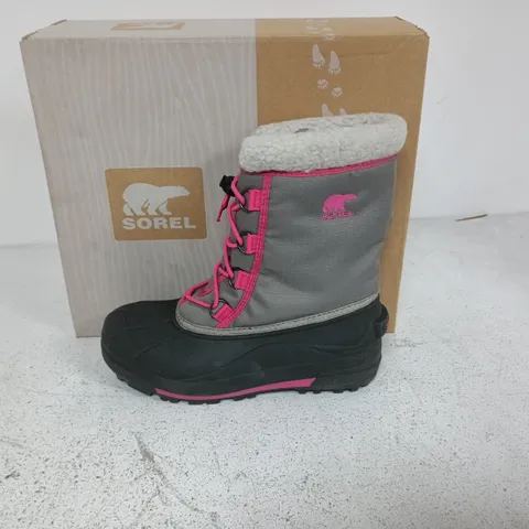 BOXED PAIR OF SOREL YOUTH CUMBERLAND 2 BOOTS IN LIGHT GREY/PINK - UK 4.5