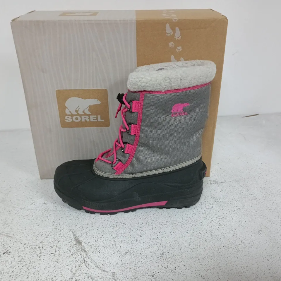 BOXED PAIR OF SOREL YOUTH CUMBERLAND 2 BOOTS IN LIGHT GREY/PINK - UK 4.5