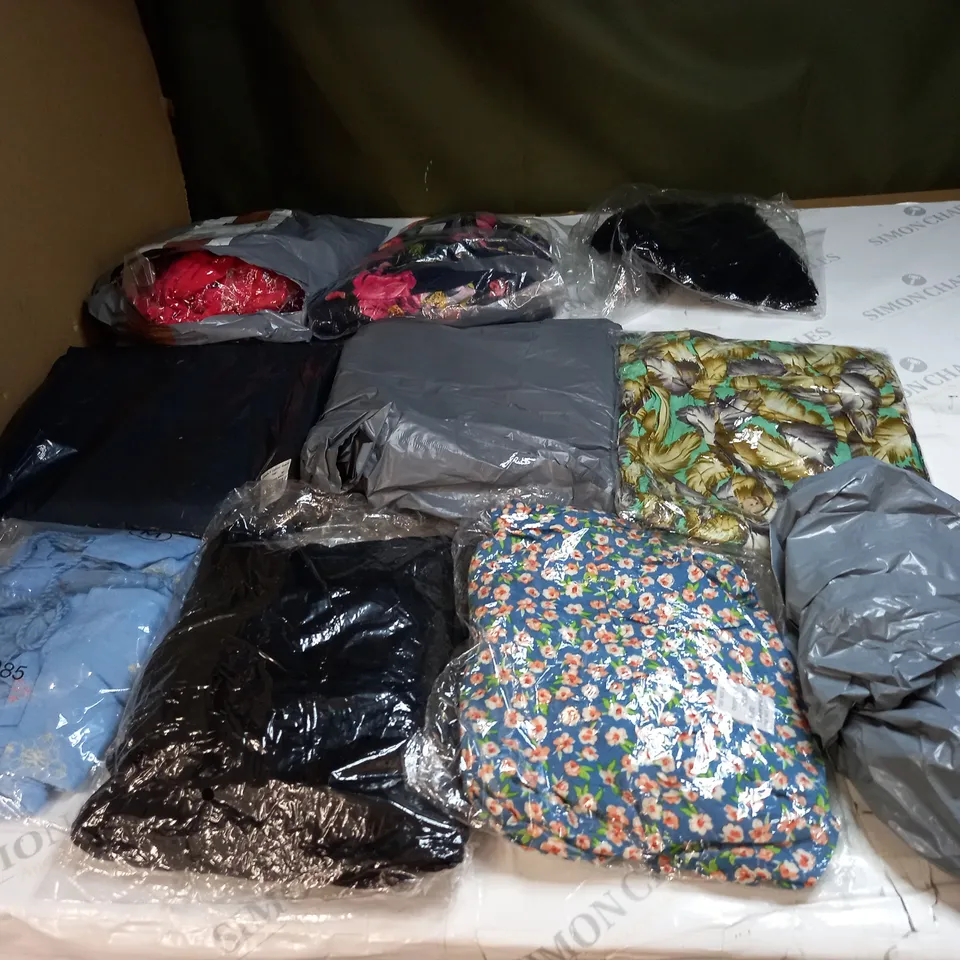 BAG OF APPROX 10 ASSORTED CLOTHING ITEMS TO INCLUDE - MAISON DE NIMES - EMELIA