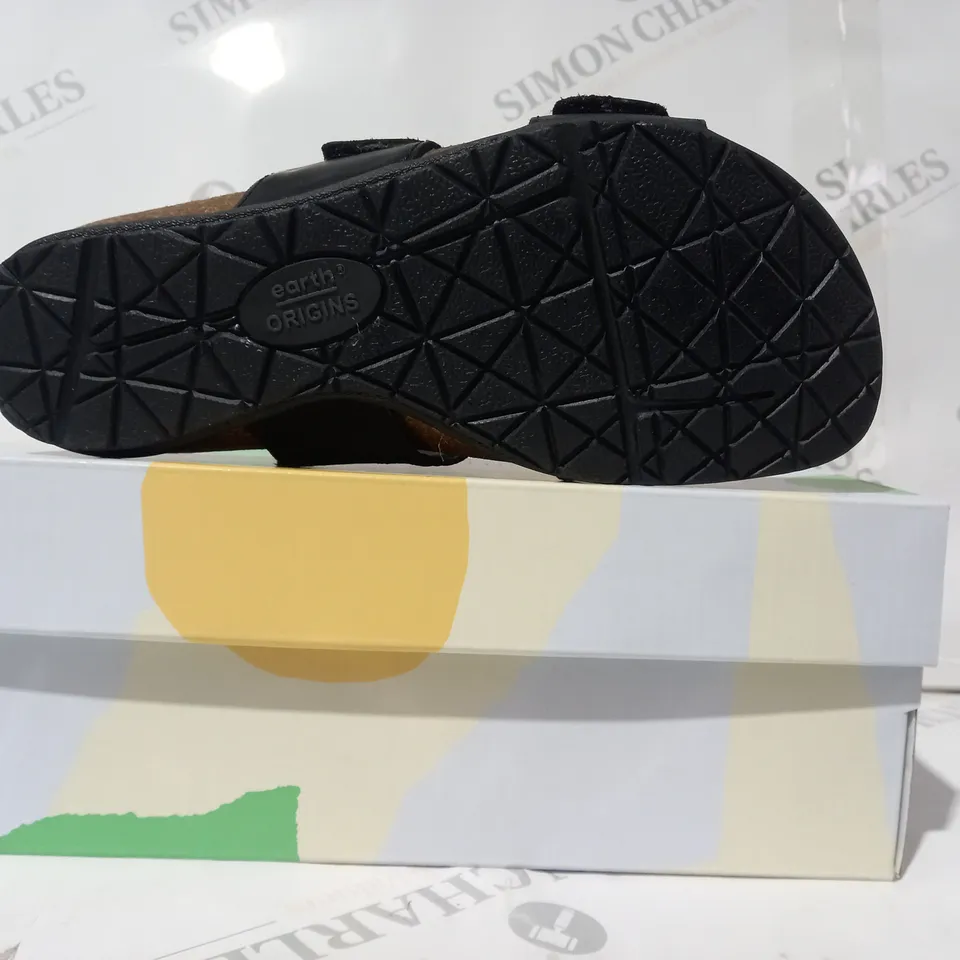 BOXED PAIR OF EARTH ORIGINS OPEN TOE SANDALS IN BLACK UK SIZE 3