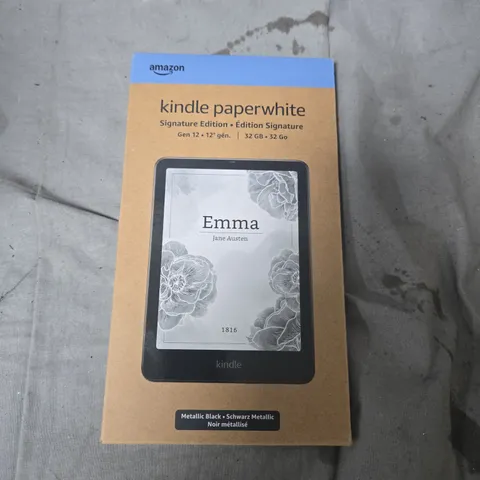 APPROXIMATELY 25 AMAZON KINDLE PAPERWHITE E-READER – BOXED WITH ACCESSORIES