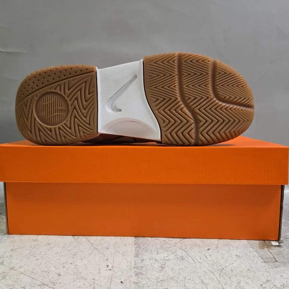 BOXED PAIR OF NIKE COURT LITE 4 SHOES IN WHITE/BLUE SIZE UK 6.5