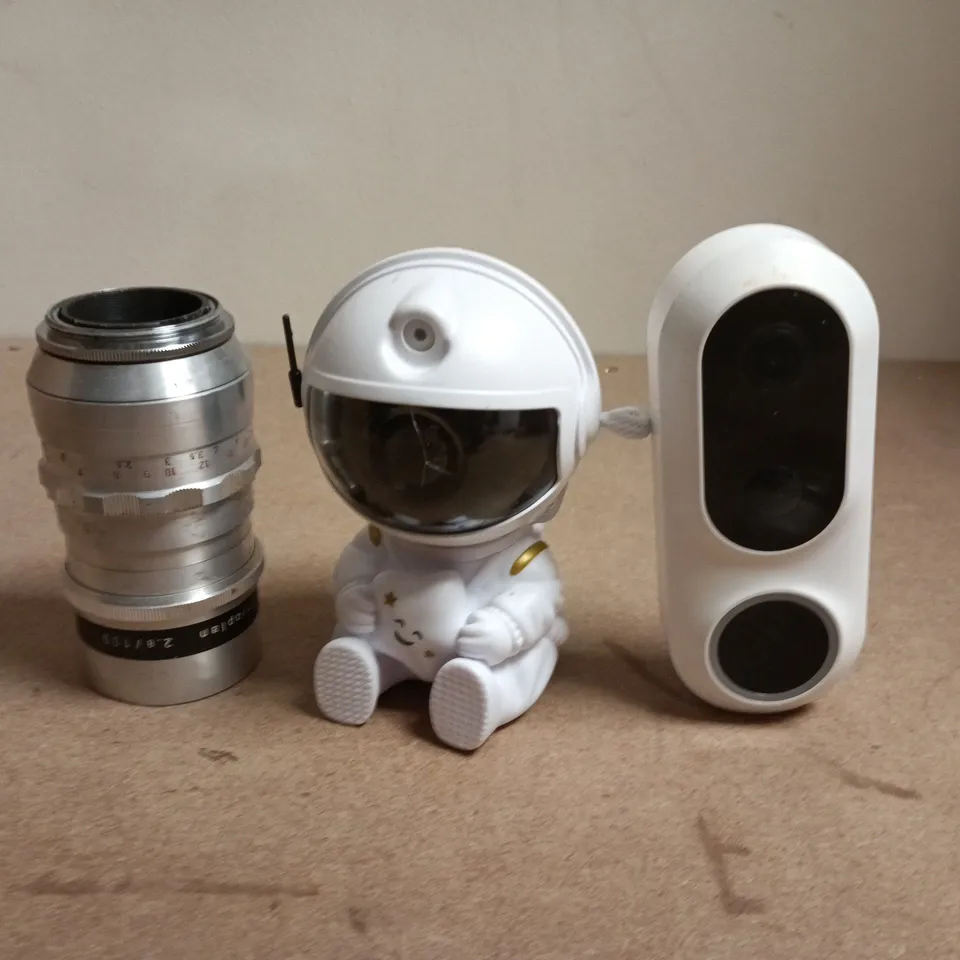 APPROXIMATELY 10 ASSORTED HOUSEHOLD ITEMS TO INCLUDE CHILDREN'S SPACEMAN PROJECTOR, VIDEO DOORBELL, ETC