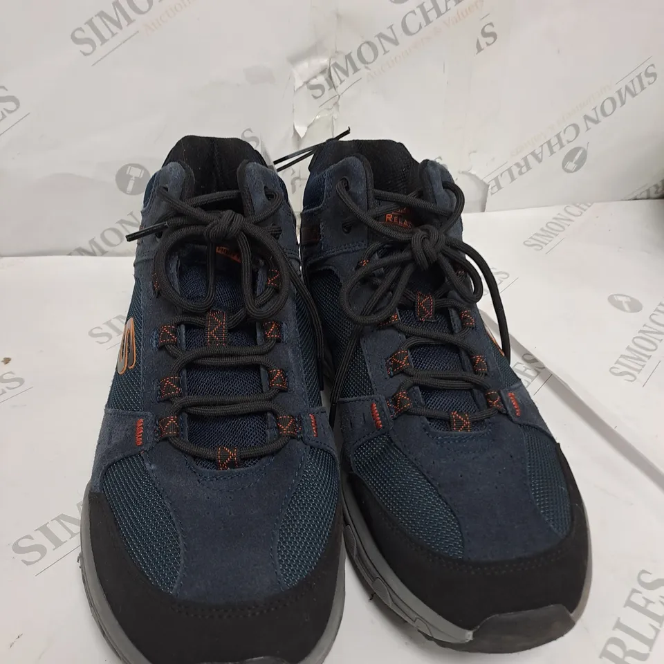 BOXED SKECHERS MEN'S OAK CANYON MID TOP LACE BOOTS, NAVY - SIZE 9