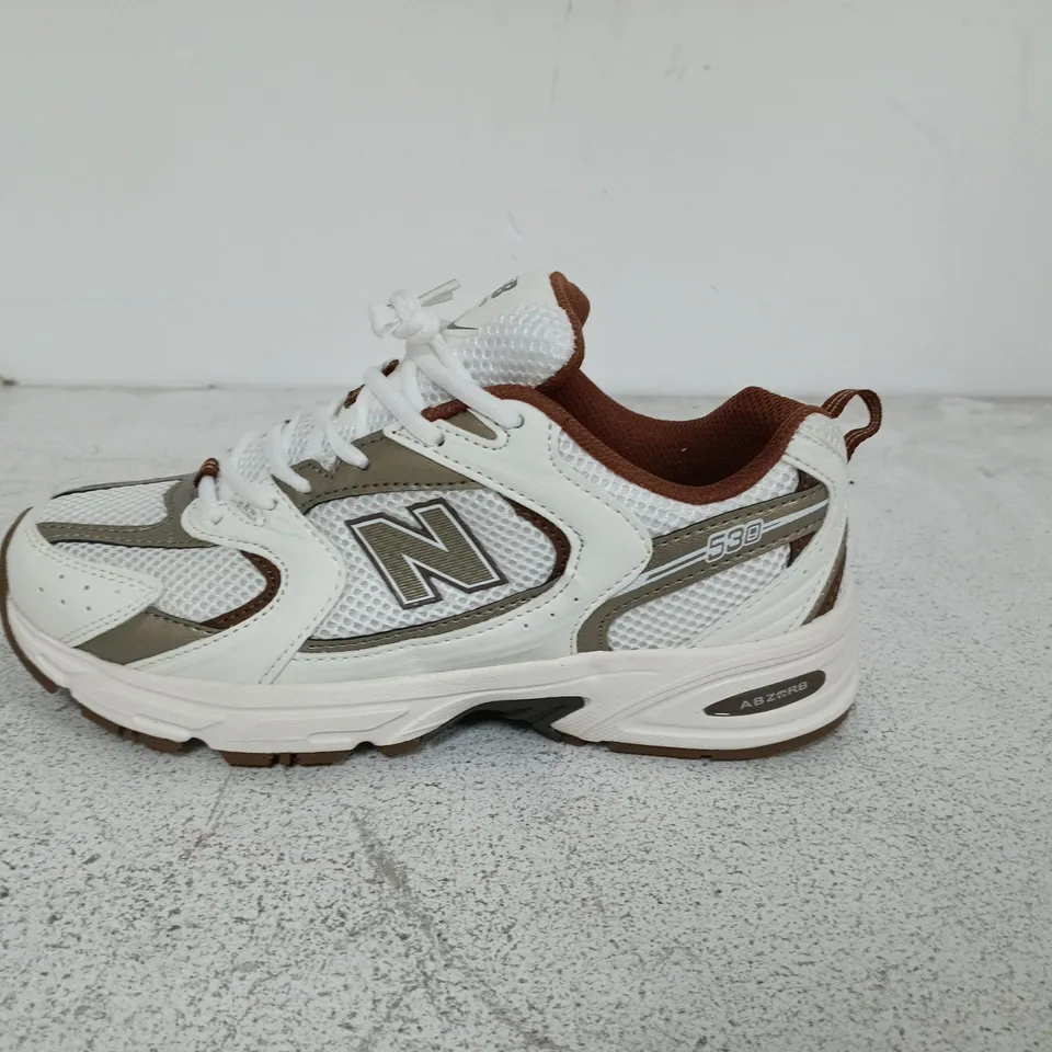 PAIR OF NEW BALANCE 530 TRAINERS IN WHITE WITH BROWN TRIM - UK 7.5