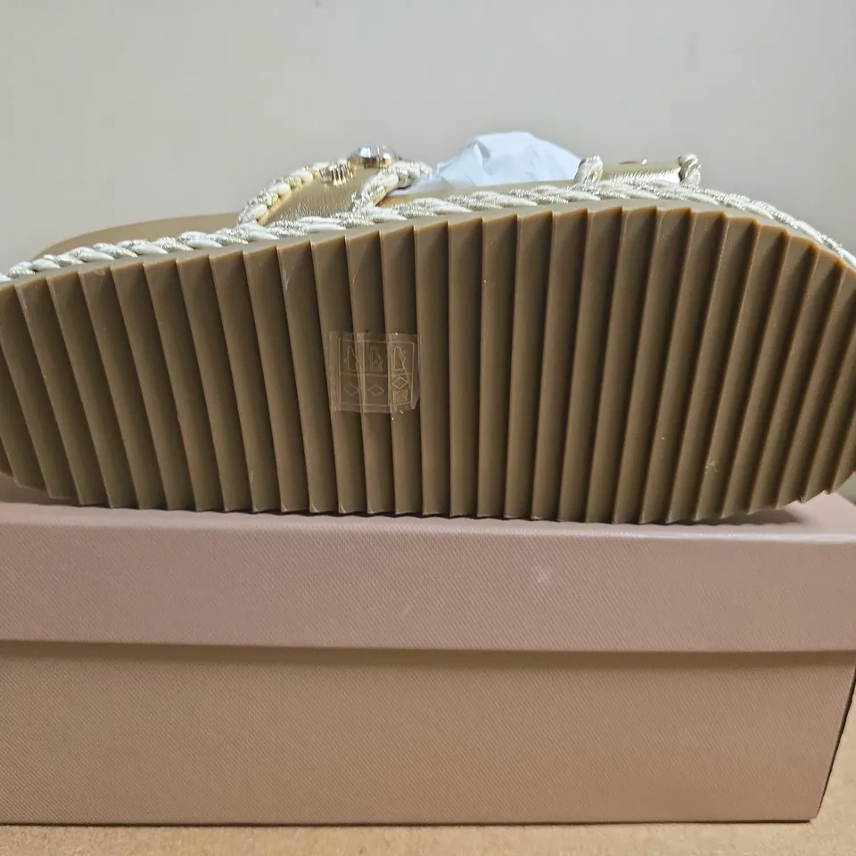 BOXED PAIR OF CARVELA SORELLA FLATFORM GOLD SANDALS – UK 8 