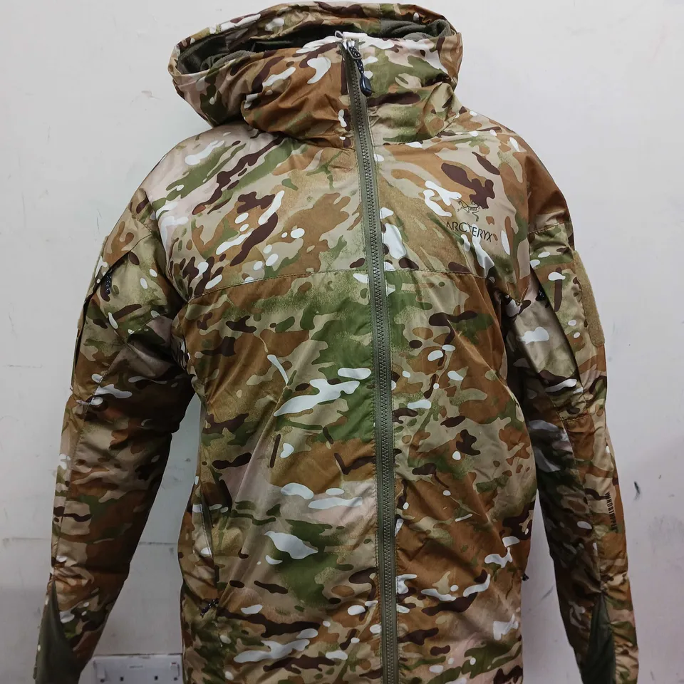 MENS ARCTERYX CAMO PUFFER COAT - SIZE MEDIUM