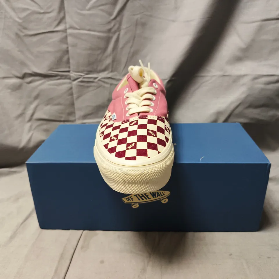 BOXED PAIR OF VANS LX ERA REISSUE 95 SHOES IN PINK W. CHECKERBOARD PATTERN SIZE 