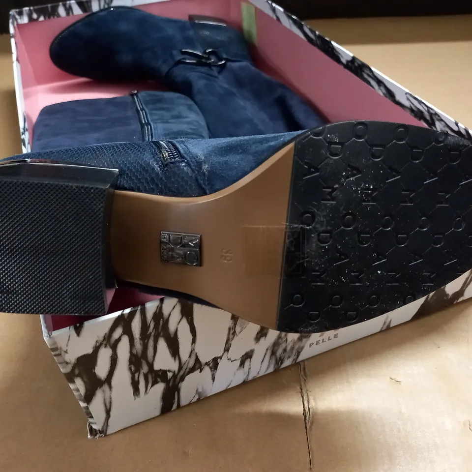 BOXED PAIR OF MODA TATYANNA NAVY SUEDE BOOTS - 39