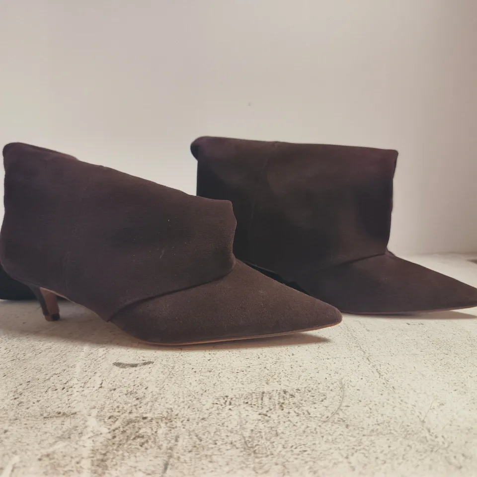 BOXED PAIR OF STEVE MADDEN LOW HEEL HIGH LEG BOOTS IN DARK BROWN SUEDE SIZE EU 38